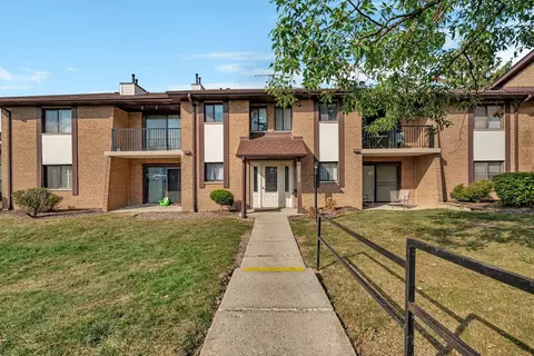 2212 Wharf Dr #2102, Woodridge, IL 60517