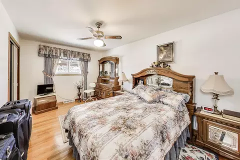 Bedroom - 4208 E Frontage Rd, Rolling Meadows, IL 60008 photo 1 of 3