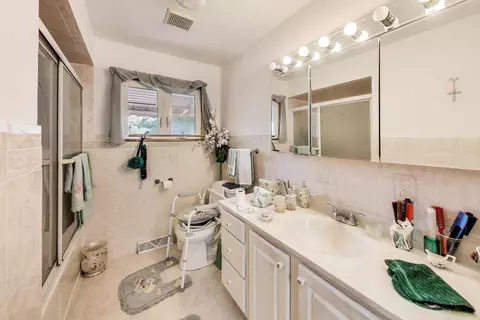 Bath - 4208 E Frontage Rd, Rolling Meadows, IL 60008 photo 1 of 3
