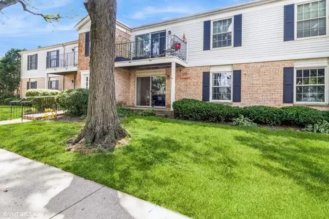 981 Golf Course Rd #2, Crystal Lake, IL 60014