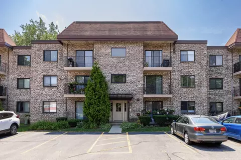 5511 Chateau Dr #5, Rolling Meadows, IL 60008