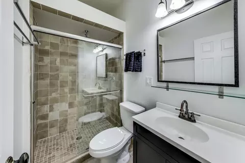 Bath - 1512 Clinton Ave, Berwyn, IL 60402 photo 4 of 4