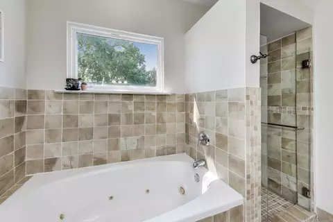 Bath - 1512 Clinton Ave, Berwyn, IL 60402 photo 2 of 4