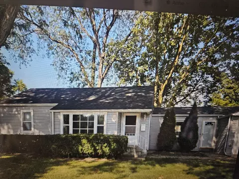 1102 Grand Ave, Aurora, IL 60506