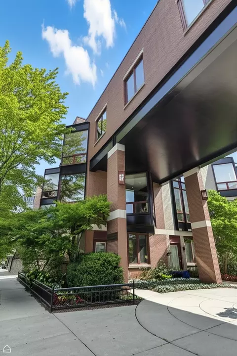 1258 W Cottage Pl, Chicago, IL 60607