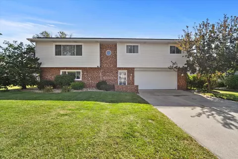 1120 Andover St, Bloomington, IL 61704