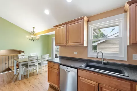 Kitchen - 2004 Cumberland Dr, Plainfield, IL 60586 photo 2 of 4