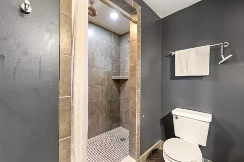 Bath - 2004 Cumberland Dr, Plainfield, IL 60586 photo 2 of 6
