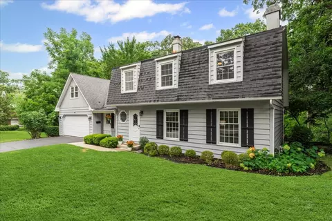 933 Holcomb Dr, Mundelein, IL 60060