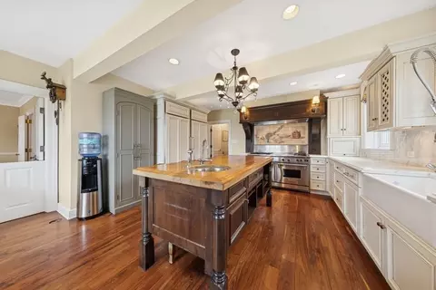 Kitchen - 6191 S County Line Rd, Burr Ridge, IL 60527 photo 2 of 3