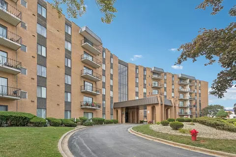 900 W Sunset Dr #410, Glenwood, IL 60425