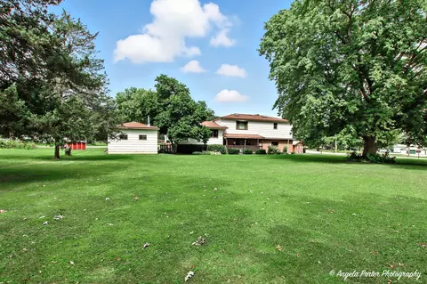 7620 Howe Rd, Wonder Lake, IL 60097
