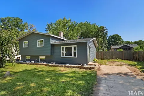 2522 Clara St, Mchenry, IL 60050