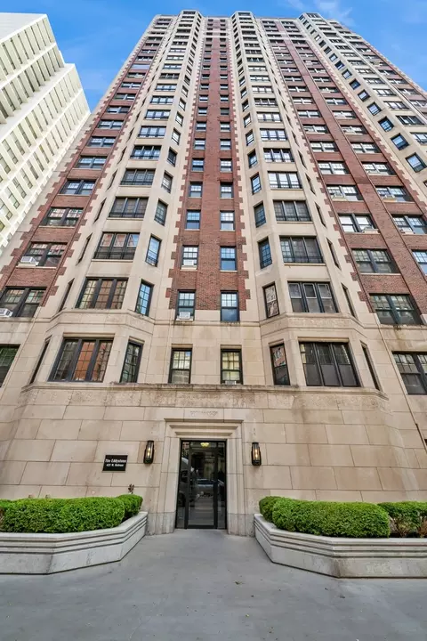 421 W Melrose St #17D, Chicago, IL 60657