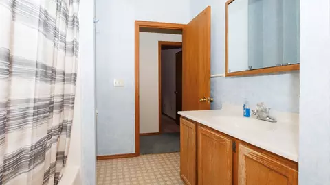 Bath - 2717 Arrowhead Dr, Bloomington, IL 61704 photo 2 of 3