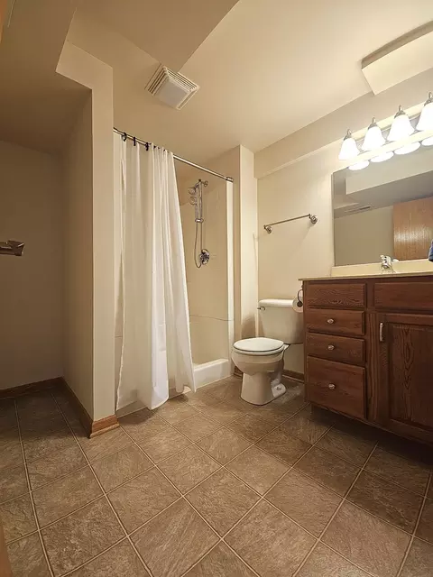 Bath - 1670 Overlook Dr, Dixon, IL 61021 photo 4 of 4