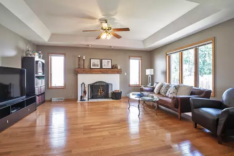 Living - 809 Tide Ct, Wheeling, IL 60090 photo 3 of 3