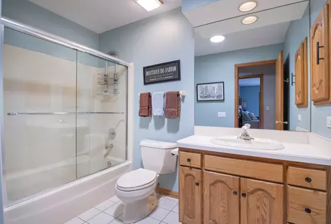 Bath - 809 Tide Ct, Wheeling, IL 60090 photo 3 of 3