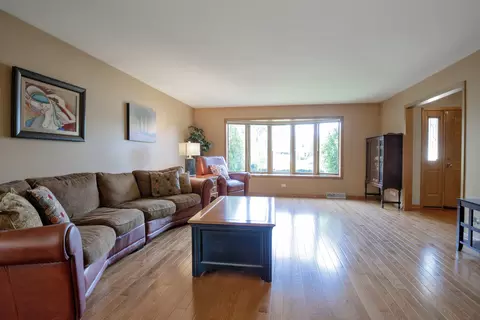 Living - 809 Tide Ct, Wheeling, IL 60090 photo 2 of 3