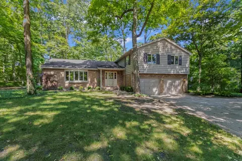 94 E Foster Ave, Roselle, IL 60172
