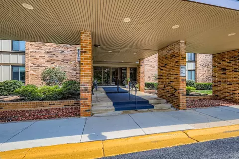 101 Lake Hinsdale Dr #301, Willowbrook, IL 60527