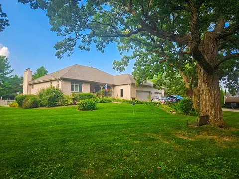 1608 Breezy Lawn Rd, Spring Grove, IL 60081