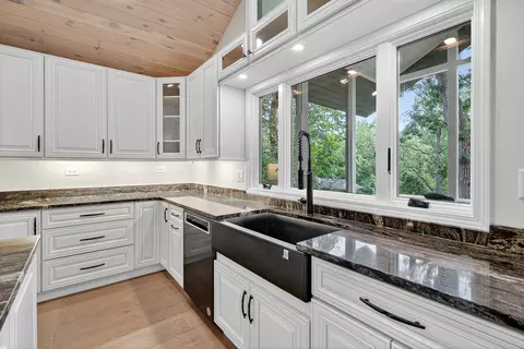 Kitchen - 21265 W East Cuba Rd, Kildeer, IL 60047 photo 4 of 9