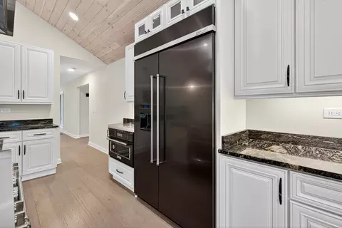 Kitchen - 21265 W East Cuba Rd, Kildeer, IL 60047 photo 7 of 9