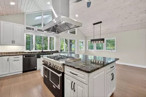 Kitchen - 21265 W East Cuba Rd, Kildeer, IL 60047 photo 5 of 9