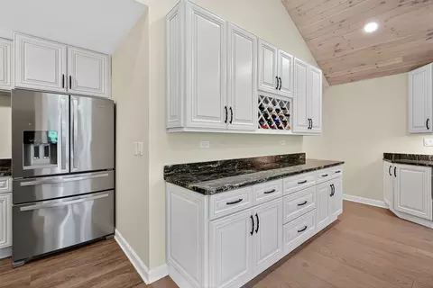 Kitchen - 21265 W East Cuba Rd, Kildeer, IL 60047 photo 8 of 9