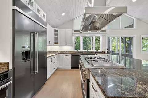 Kitchen - 21265 W East Cuba Rd, Kildeer, IL 60047 photo 6 of 9