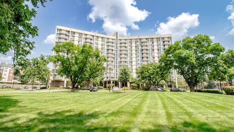 20 N Tower Rd N #1M, Oak Brook, IL 60523