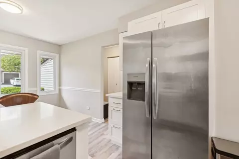 Kitchen - 717 Clearwater Ct, Wheeling, IL 60090 photo 5 of 6