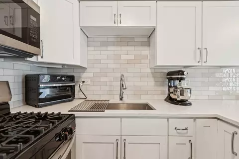 Kitchen - 717 Clearwater Ct, Wheeling, IL 60090 photo 2 of 6
