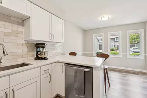 Kitchen - 717 Clearwater Ct, Wheeling, IL 60090 photo 4 of 6