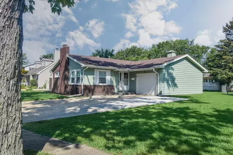 7 W Garden Ave, Pontiac, IL 61764
