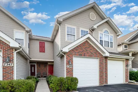 7349 Grandview Ct, Carpentersville, IL 60110