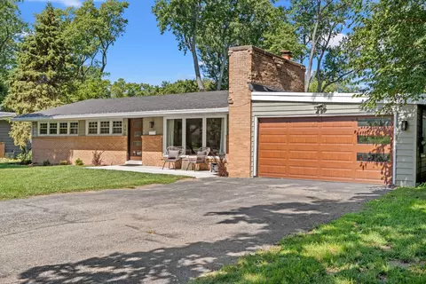 560 Woodland Dr, Crystal Lake, IL 60014