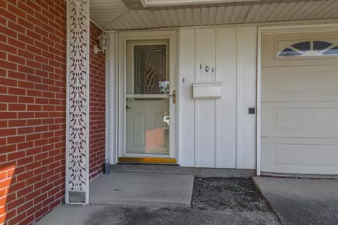 101 Radliff Rd, Bloomington, IL 61701 photo 2