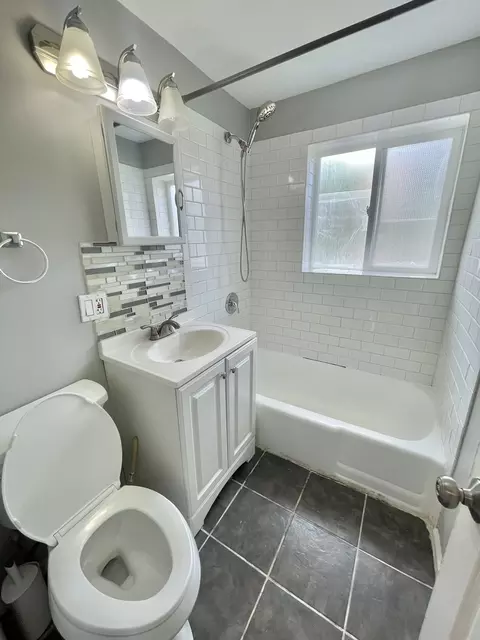 Bath - 52 E 37th St, Chicago, IL 60653 photo 1 of 1