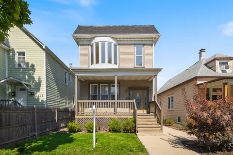 3734 W Sunnyside Ave, Chicago, IL 60625