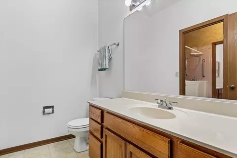 Bath - 13962 Danbury Dr, Plainfield, IL 60544 photo 2 of 4