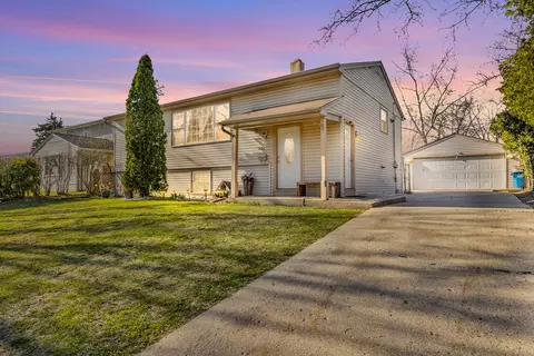 1824 Endicott Cir, Carpentersville, IL 60110