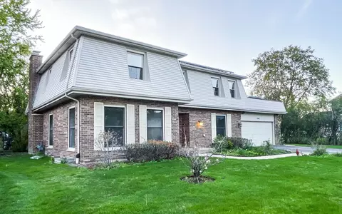1640 Barry Ln, Glenview, IL 60025