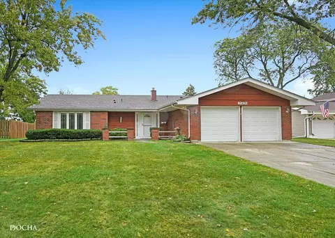 23 W234 Woodcroft Dr, Glen Ellyn, IL 60137