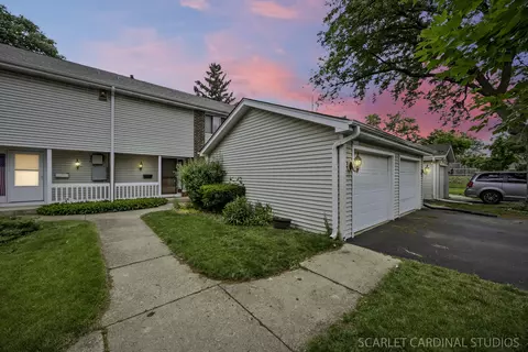 4 S768 Pinehurst Dr, Naperville, IL 60563