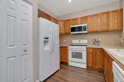 Kitchen - 838 Daniel Dr, Minooka, IL 60447 photo 3 of 5