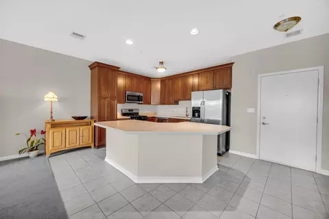 Kitchen - 275 E Railroad Ave #205, Bartlett, IL 60103 photo 2 of 5