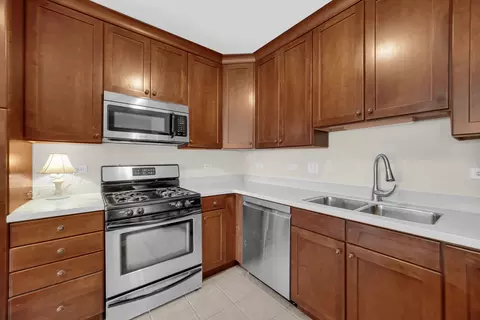 Kitchen - 275 E Railroad Ave #205, Bartlett, IL 60103 photo 4 of 5
