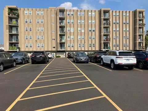 9514 Lawrence Ave #2105, Schiller Park, IL 60176